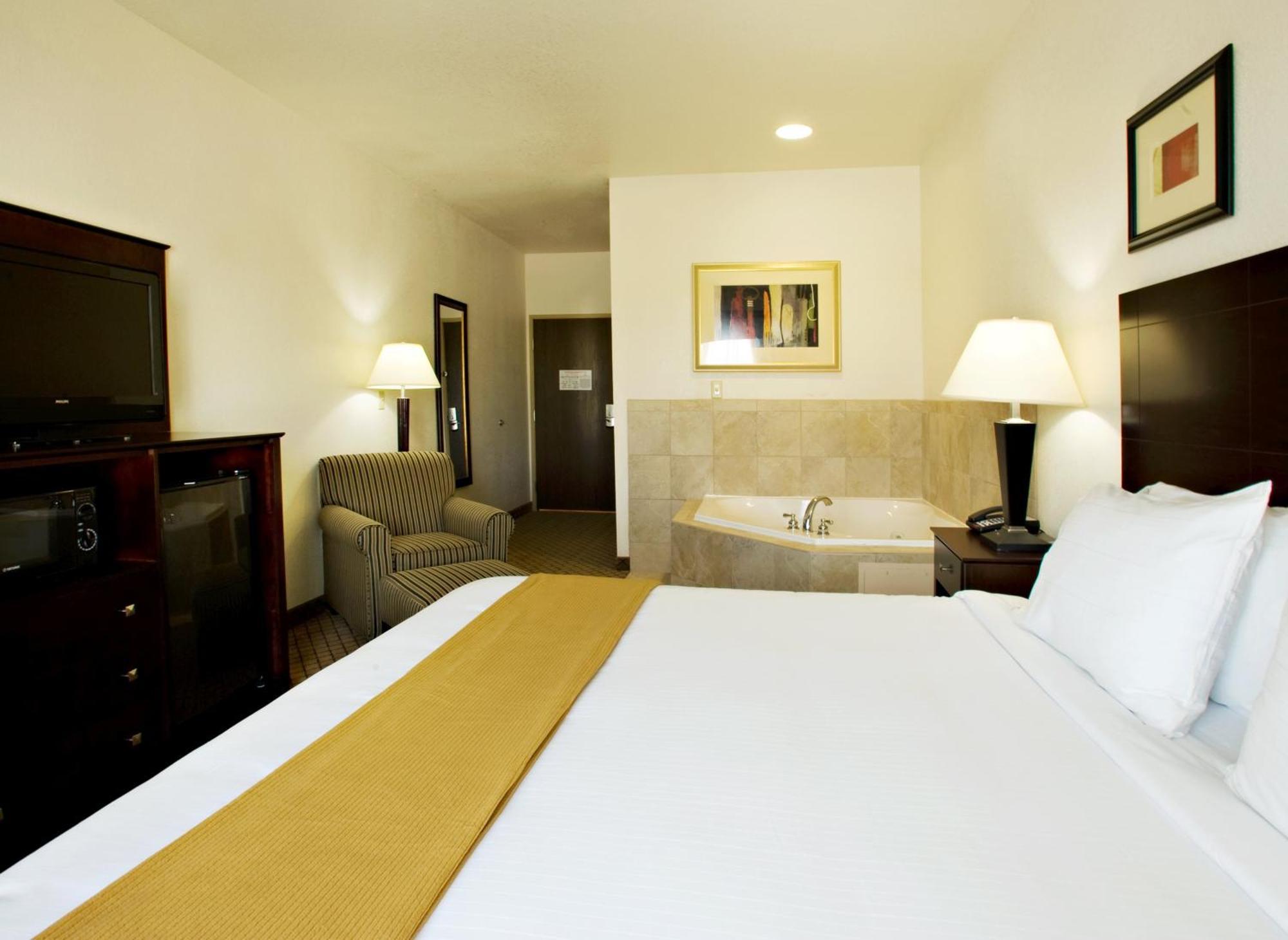 Holiday Inn Express Childress By Ihg Exterior photo