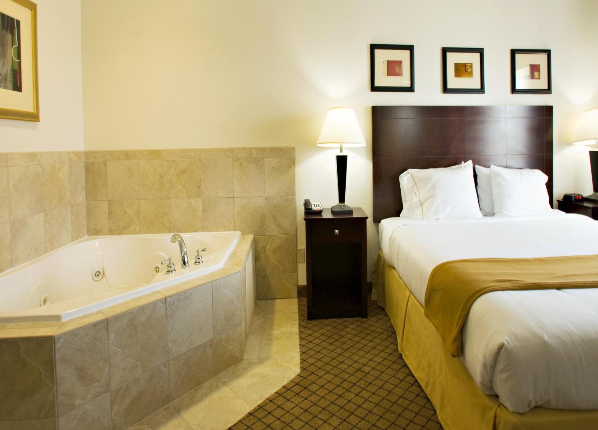 Holiday Inn Express Childress By Ihg Exterior photo