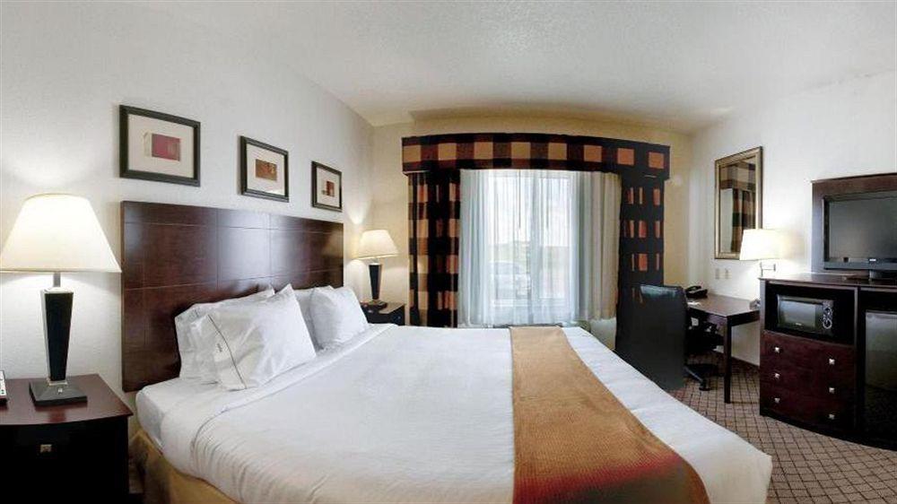 Holiday Inn Express Childress By Ihg Exterior photo