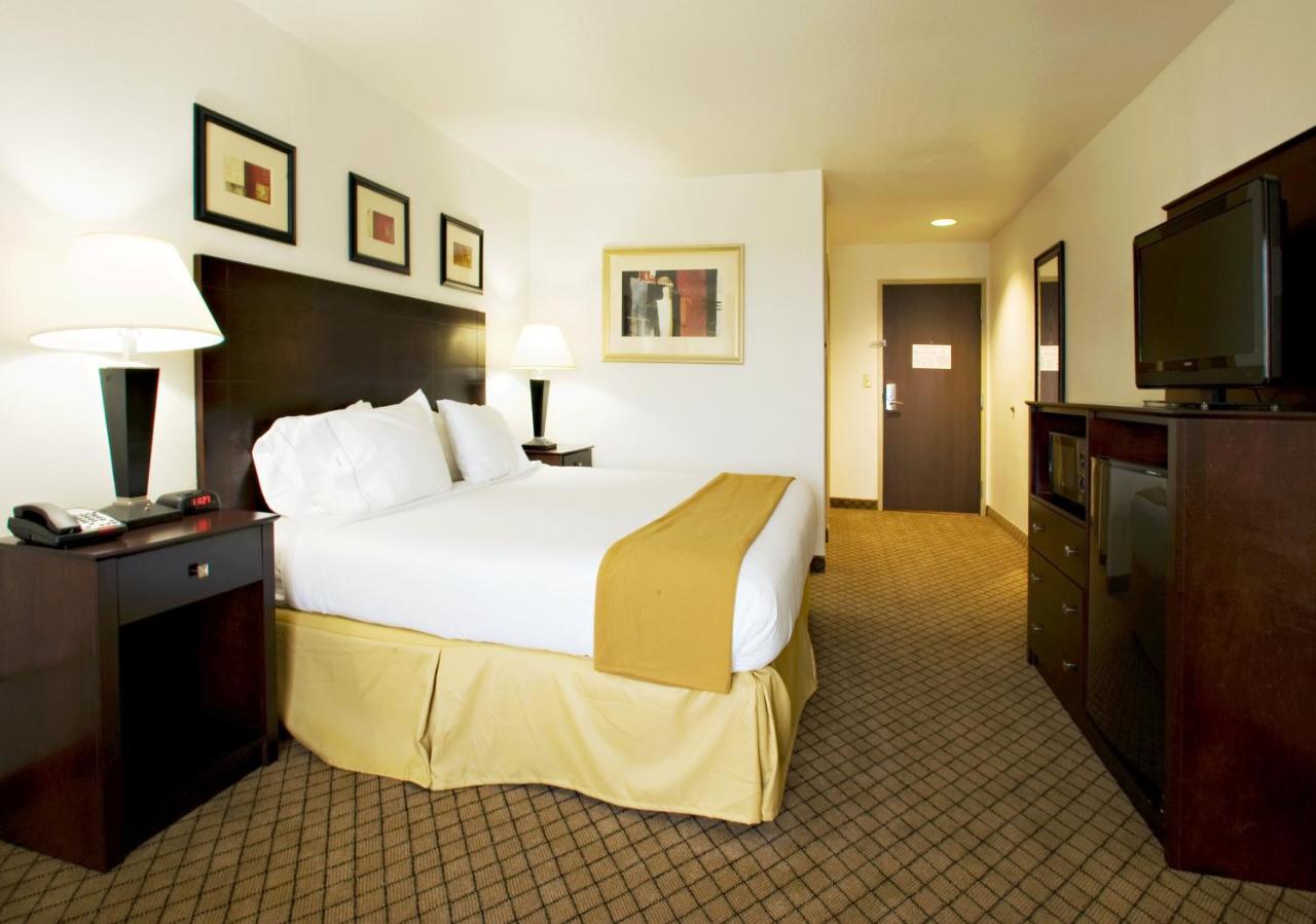 Holiday Inn Express Childress By Ihg Exterior photo